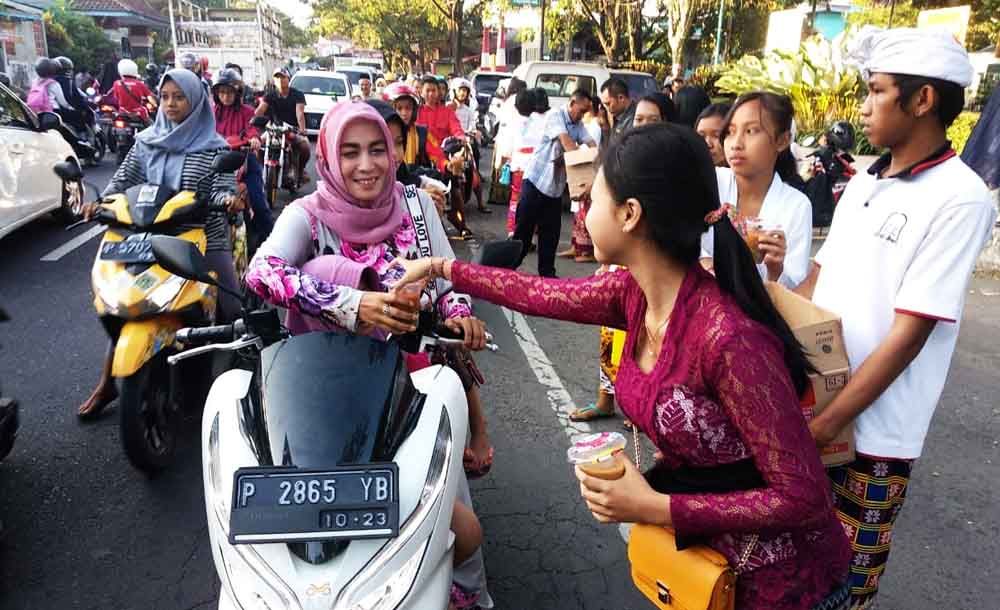 Bagi takjil pemuda Hindu di Banyuwangi