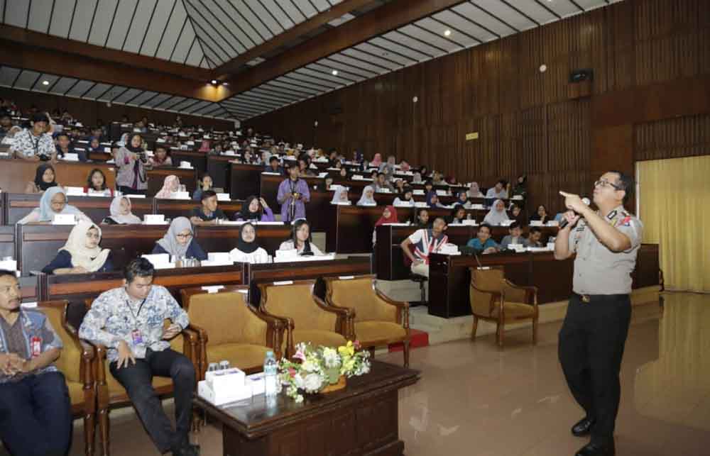 Kabid Humas Polda Jatim Kombes Pol Frans Barung Mangera saat menjadi pembicara di Untag Surabaya