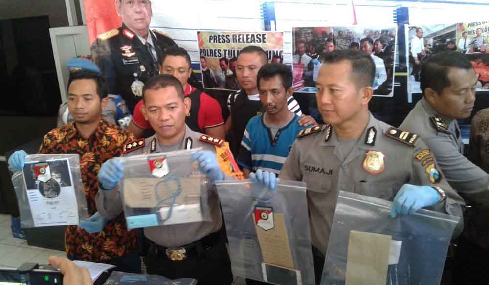 Tersangka (baju biru) saat berada di Mapolres Tulungagung