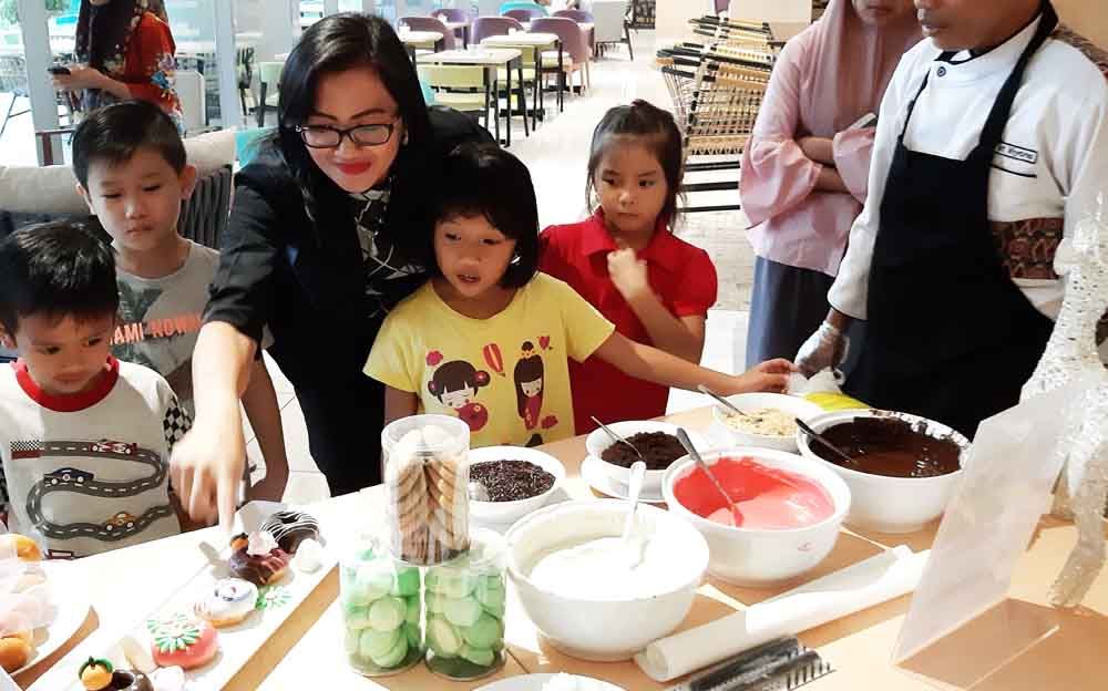 Kegiatan belajar membuat kue di Midtown Residence Surabaya