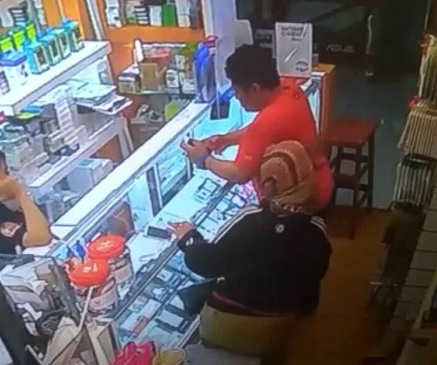  Haryono (kaos kuning tahanan) saat diamankan Tim Anti Bandit Polsek Genteng.