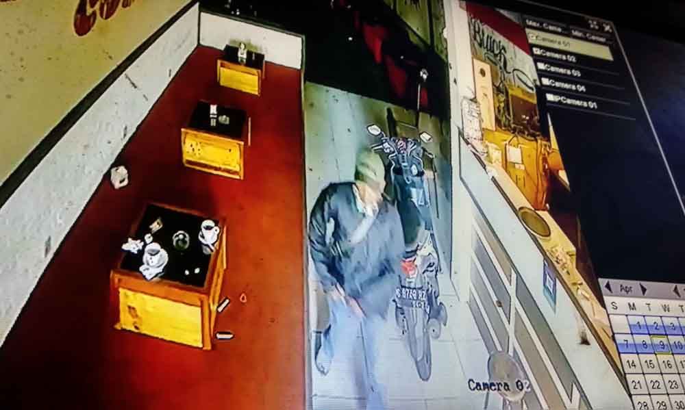 Pria terekam CCTV yang diduga pelaku pencurian HP