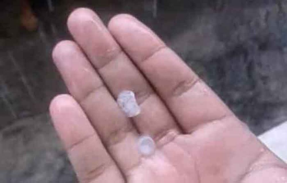 Foto hujan es yang beredar di medsos/  istimewa