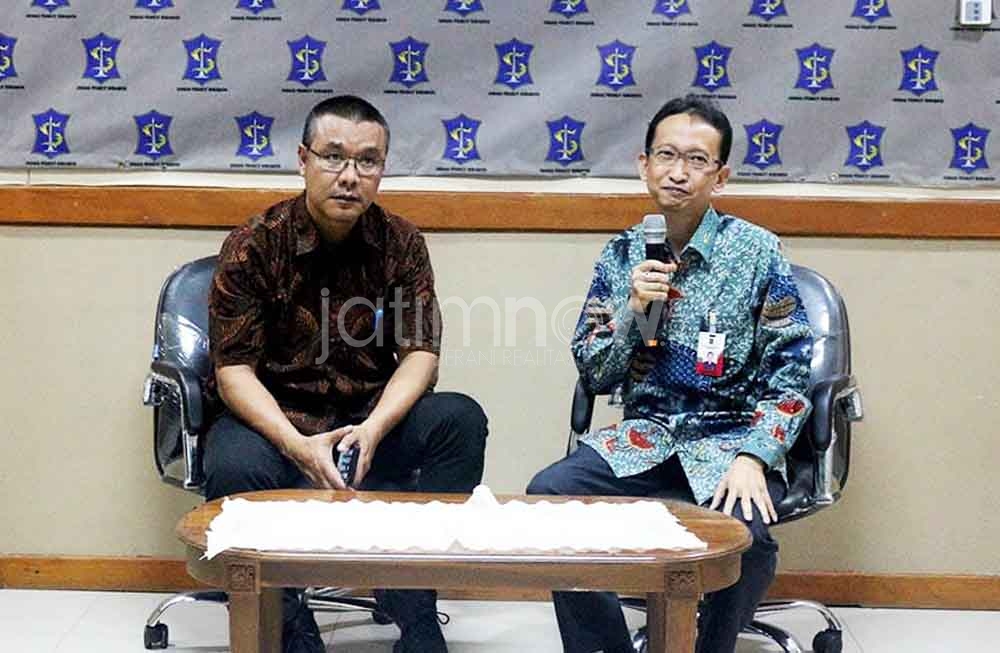 Kabag Humas Pemkot Surabaya M Fikser dan Kepala Dinas Pengelolaan Keuangan dan Pajak Daerah Yusron Sumartono saat jumpa pers
