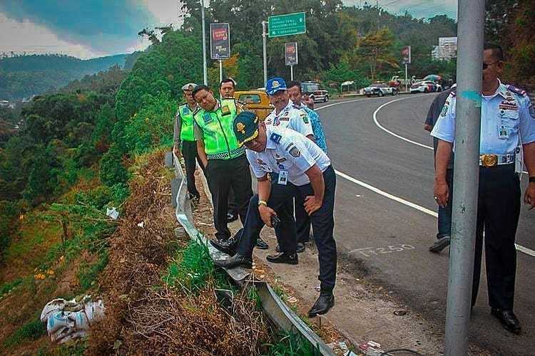 Petugas saat mapping di jalur Rindu nggelundung (Instagram Unit Laka Sat Lantas Polres Magetan/Istimewa)