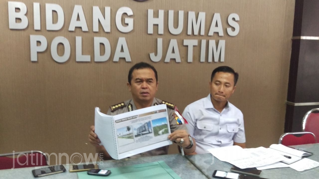 Kabid Humas Polda Jatim Kombes Pol Frans Barung Mangera memberikan pernyataan.