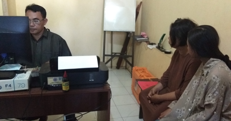 Mariatik saat diperiksa di Mapolsek Banyuwangi.