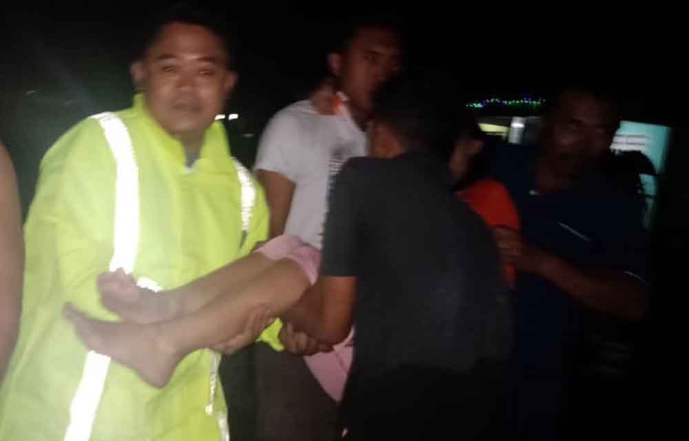 Proses evakuasi terhadap ibu hamil yang hendak melahirkan di Banyuwangi