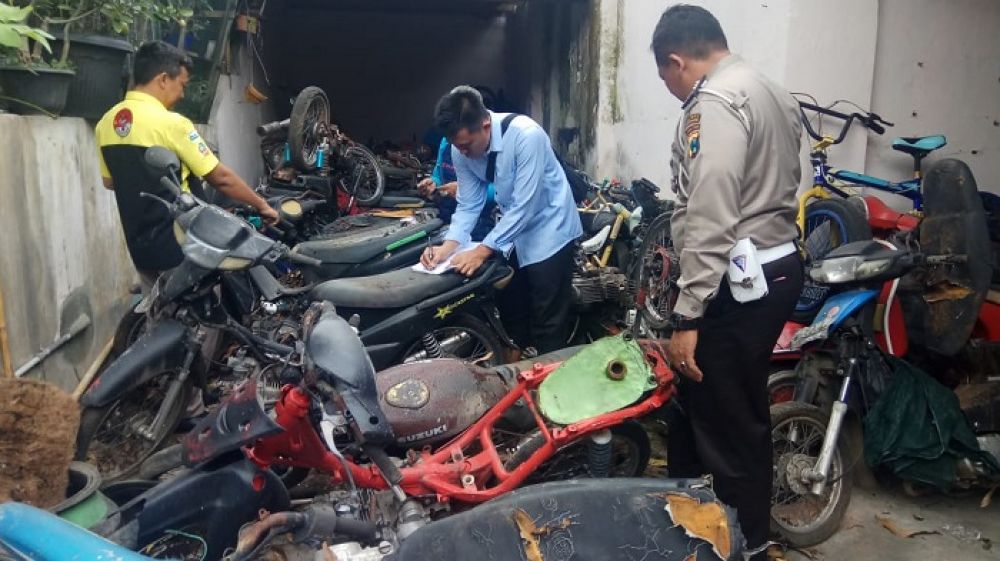 Polisi melakukan identifikasi kepada motor yang mangkrak di gudang