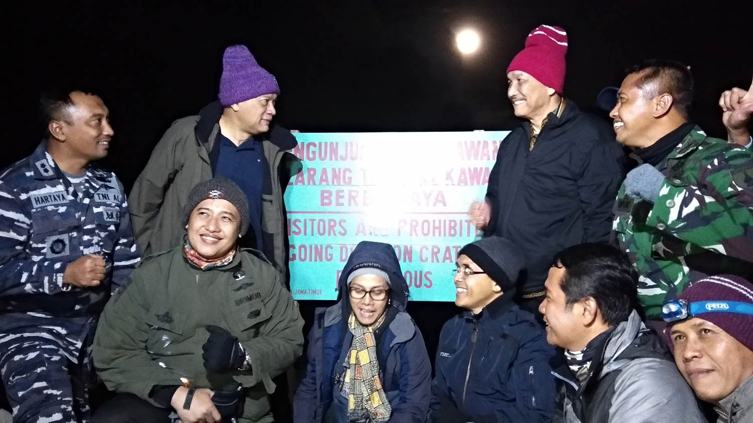 Bupati Azwar Anas saat diapit oleh Srimulyani dan Luhut Pandjaitan serta Gubernur BI Agus D.W Martowardojo