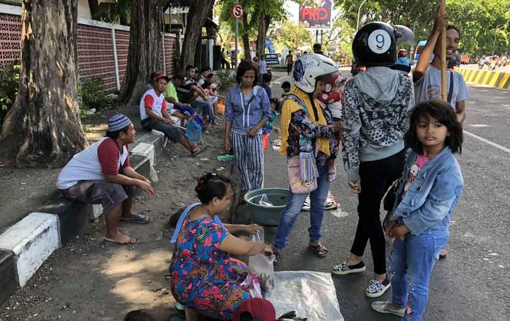 Warga di sekitar Kali Jagir Wonokromo, Surabaya menjual ikan mabuk hasil tangkapan mereka