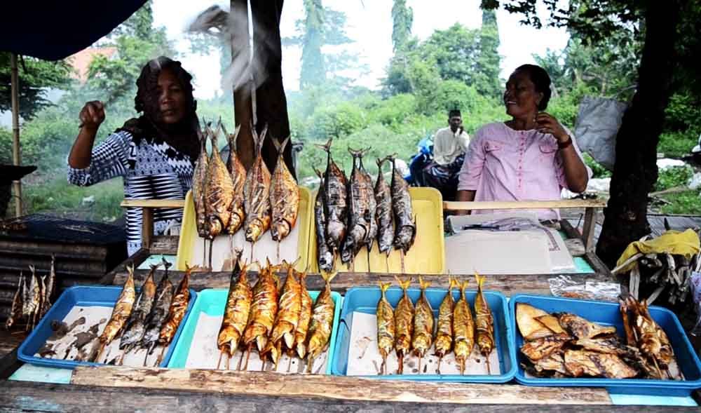 Salah satu pedagang ikan asap di Probolinggo