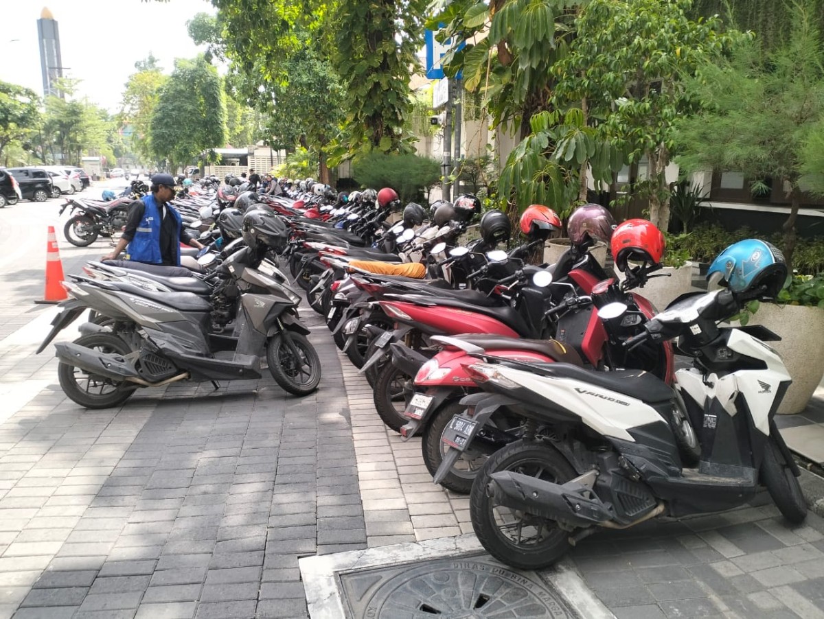 Parkir di sekitar Balai Kota Surabaya (Foto: dok.jatimnow.com)