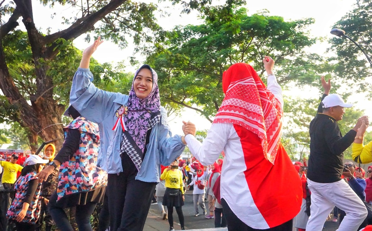 Ning Sasha saat mengikuti senam bersama. (Foto: Irwan for jatimnow.com)