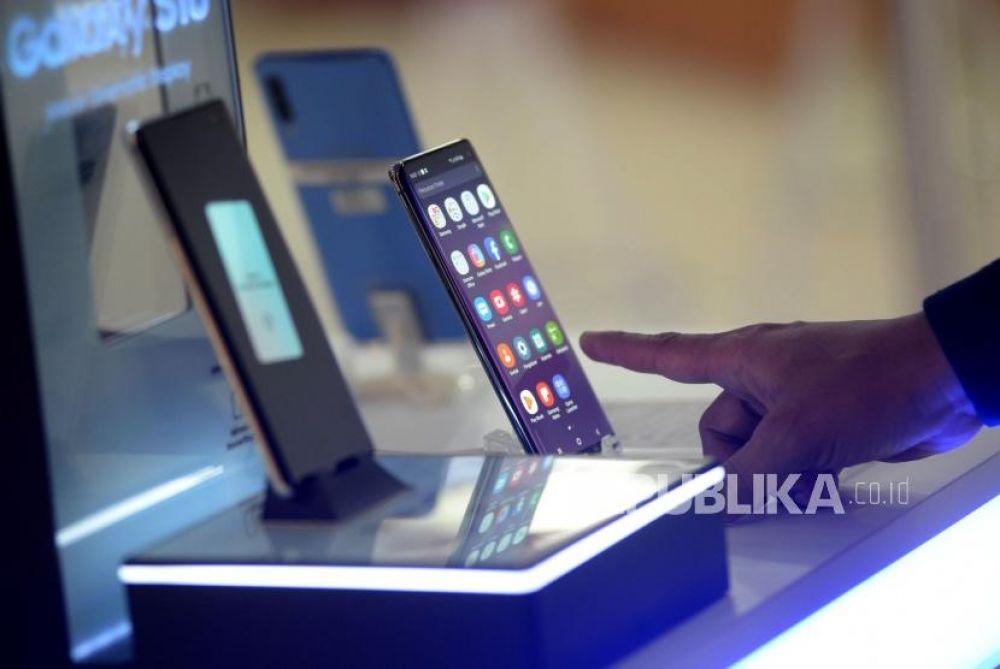 Calon pembeli mencoba Handphone/Smartphone disalah satu gerai di Jakarta, Kamis (7/4). Foto: Republika/Prayogi