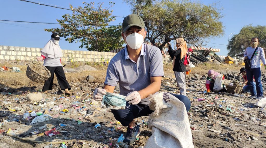 Anggota DPRD Kota Surabaya, Imam Syafi'i, saat agenda bersih pantai.