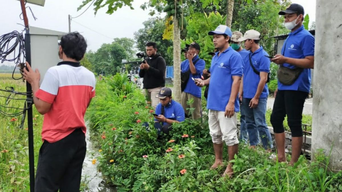 Petani mileneal mengecek data lewat smartphone. (Foto: Dok humas Pemkab Kediri)