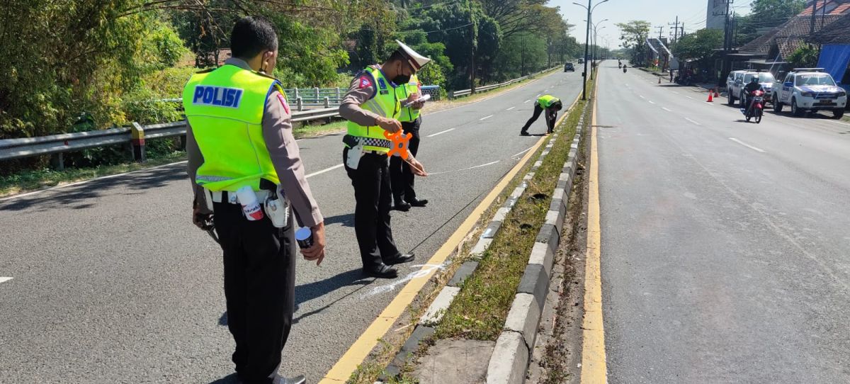 Polisi saat melakukan olah TKP. (Foto: Uni Lakalantas Polres Pasuruan)