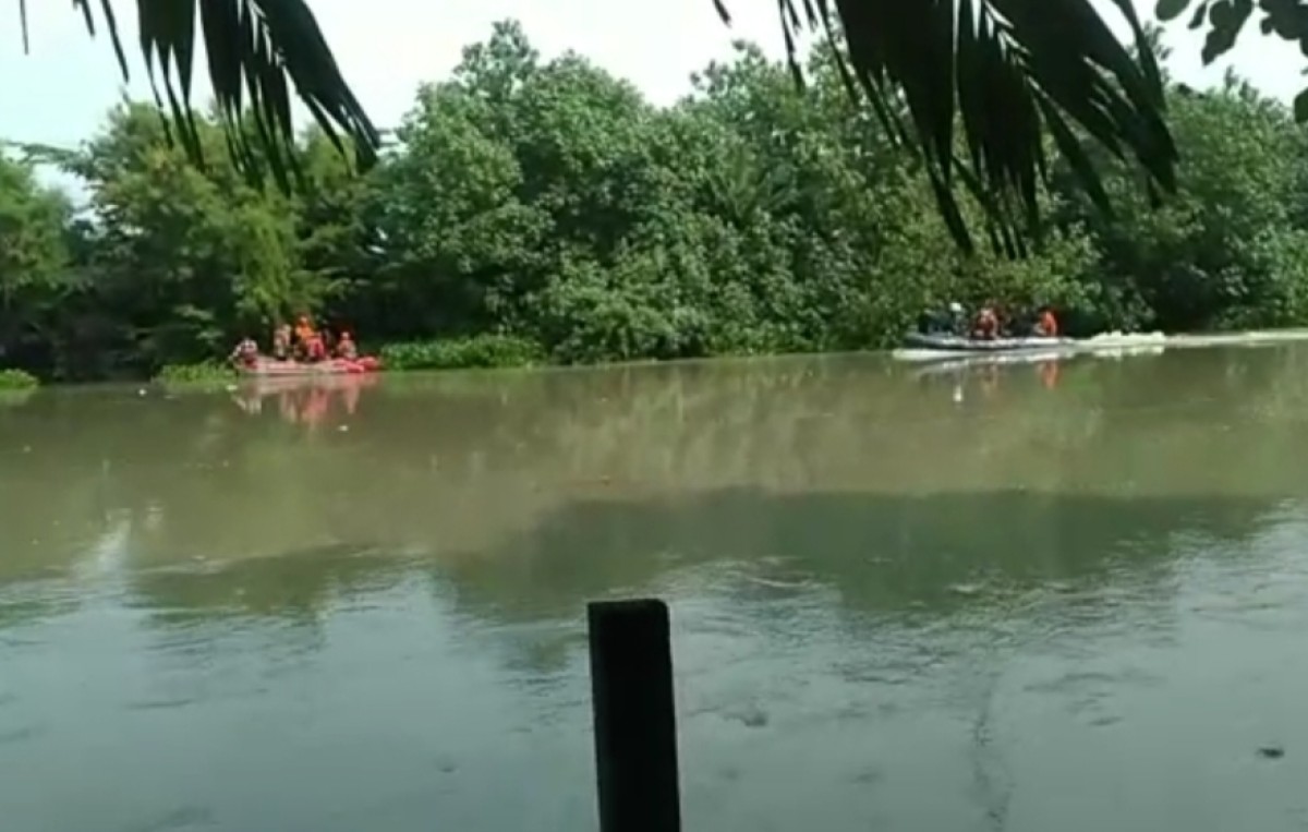 Proses pencarian penumpang perahu tambang terbalik di Surabaya (Foto: Angki for jatimnow.com)