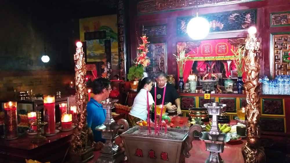 aktifitas imlek di tempat ibadah Tridharma, Kota Probolinggo