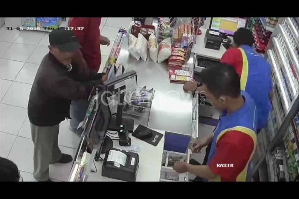 CCTV yang merekam aksi pelaku di minimarket/Foto: istimewa