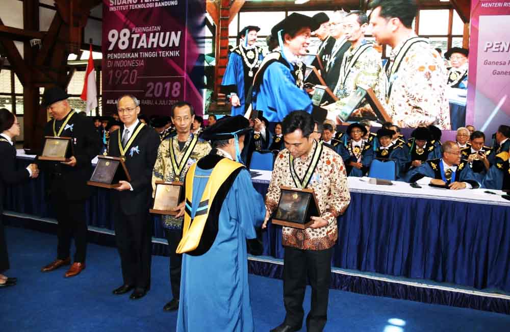 Pemberian penghargaan PT INKA oleh Institut Teknologi Bandung (ITB)