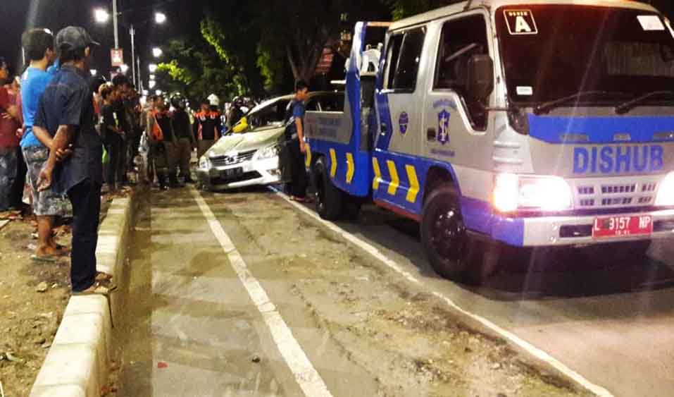 Evakuasi mobil Innova yang terbalik di Jalan Pandigiling