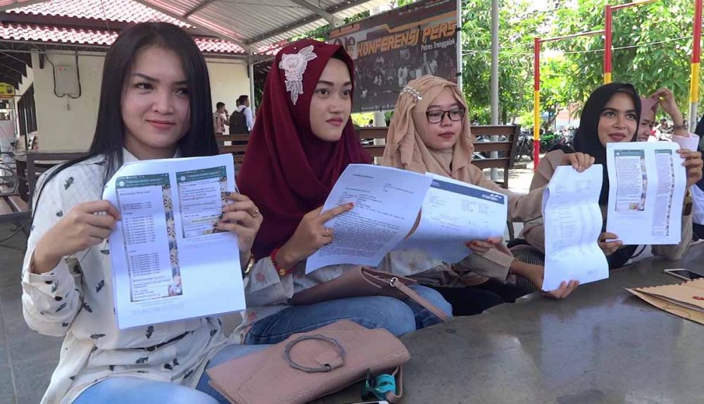 Para ibu muda saat melaporkan pengelola arisan ke Polres Trenggalek