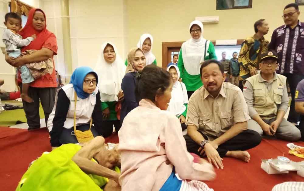 Bupati Ipong saat menemui pengungsi banjir