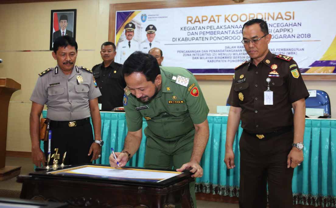 Penandatanganan pakta integritas di Ponorogo