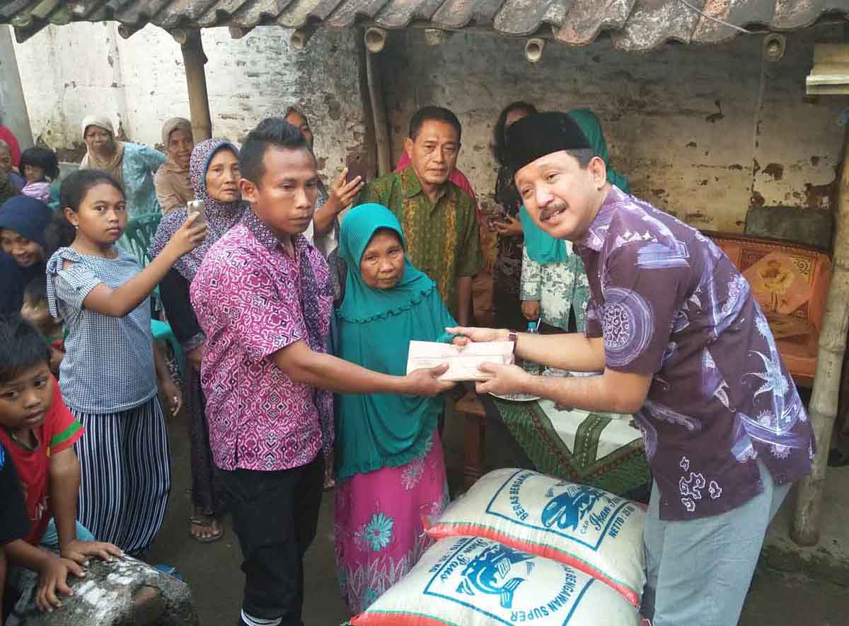 Bupati Ponorogo Ipong memberikan santunan kepada istri tukang becak yang meninggal.