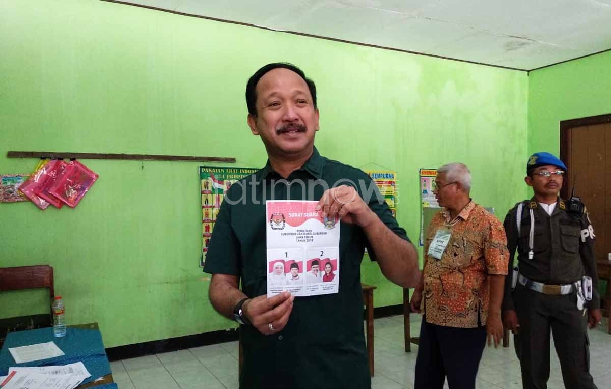 Bupati Ponorogo Ipong Muchlissoni saat menyalurkan hak pilihnya di TPS 2 Ponorogo