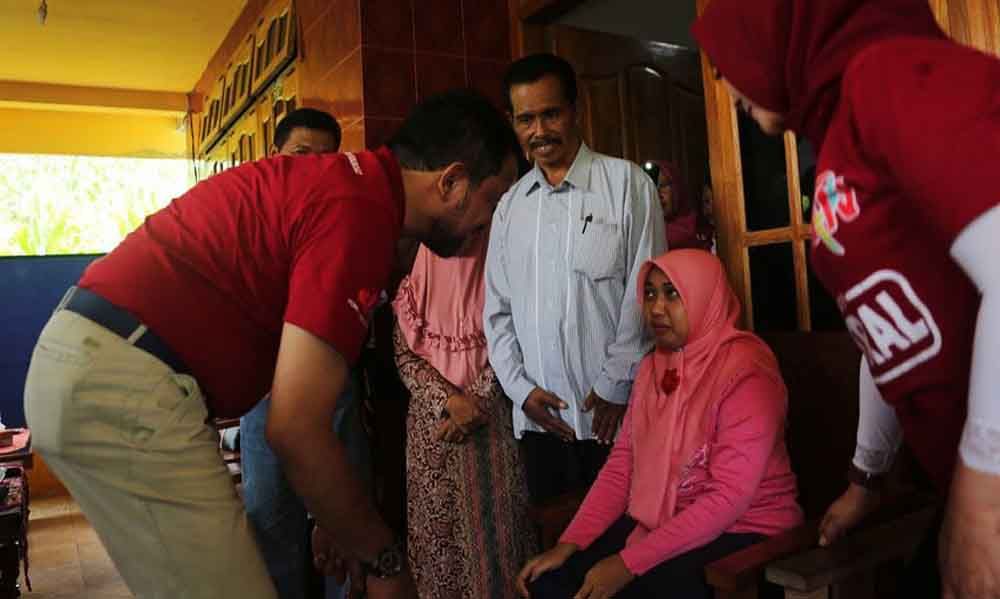 Bupati Ipong saat menjenguk GTT yang terkena musibah