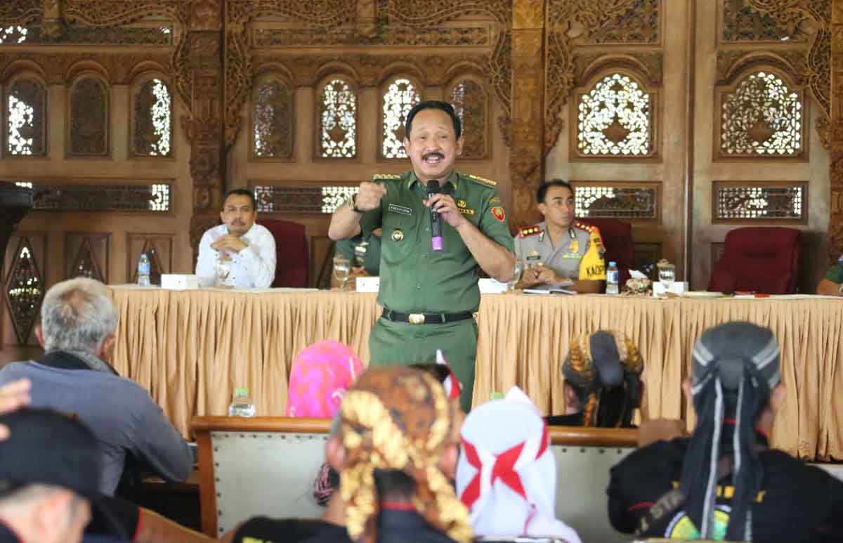 Bupati Ponorogo Ipong Muchlissoni saat menemui pendemo.