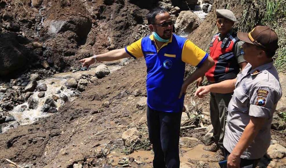 Bupati Ipong Muchlissoni kunjungi lokasi longsor di Desa Dayakan