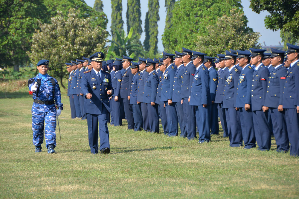Komandan Wing 3 Lanud Iswahjudi Kolonel Pnb Djoko Hadipurwanto memimpin upacara di halaman Lanud Iswahyudi Maospati Magetan