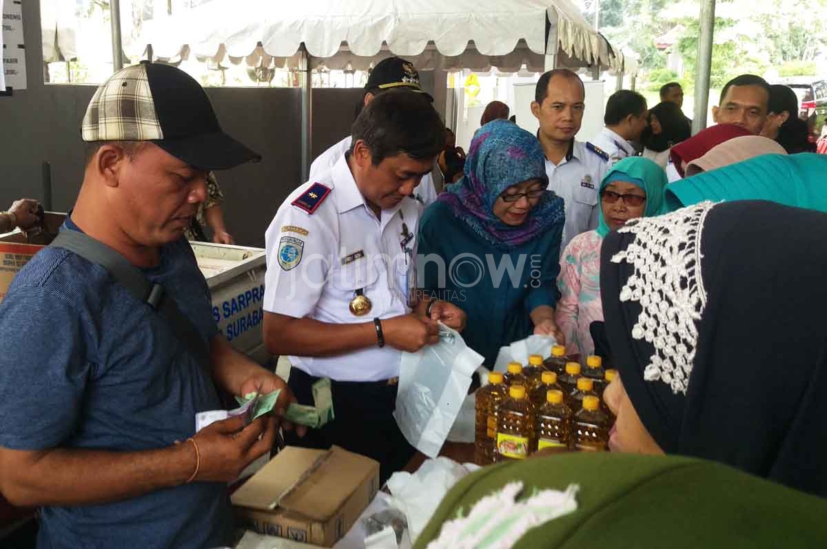 Kadishub Irvan Wahyudrajat saat melayani pembeli di pasar murah