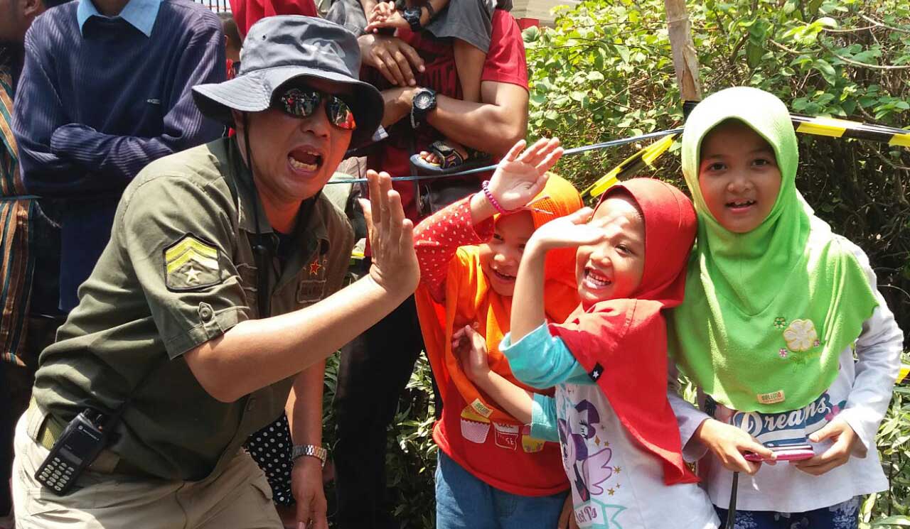 Irvan ketika bercanda dengan anak-anak