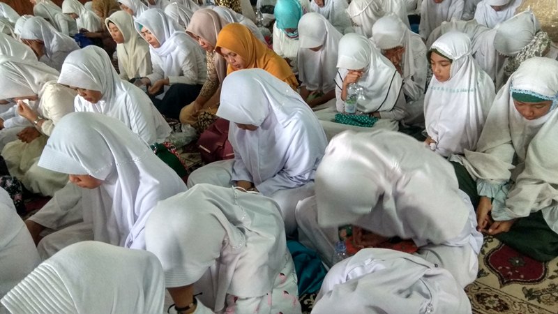 Isak Tangis Warnai Istighosah Pelajar Menjelang Ujian Nasional