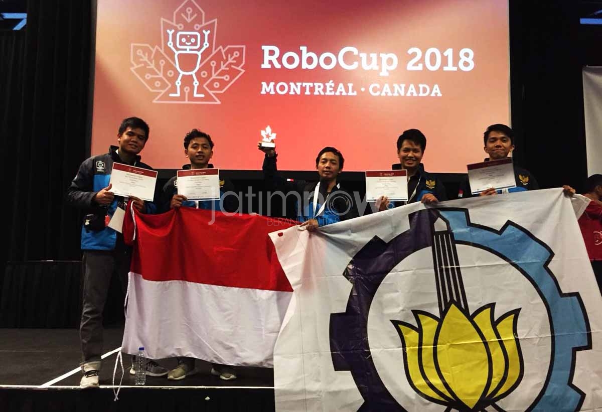 Tim robot ITS saat berada di Kanada pada kompetisi robot internasional