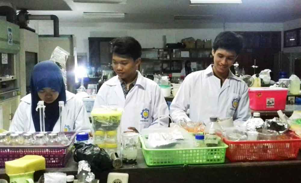  Tiga mahasiswa ITS saat meneliti kandungan bawang merah pencegah kanker di laboratorium kampus setempat