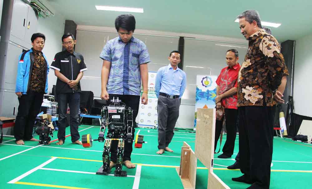 Rektor ITS Prof Joni Hermana melihat robot Ichiro sedang latihan angkat beban