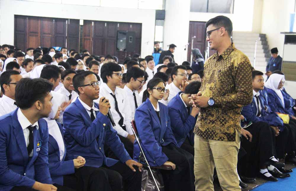 Yudi Zulfahri mantan teroris pendukung GAM saat memberikan testimoni kepada Mahasiswa baru ITS