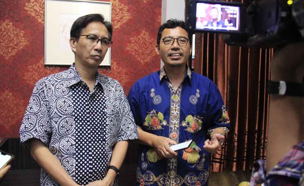 Rektor ITS Prof Mochamad Ashari (kiri) bersama Wakil rektor I ITS Prof Heru Setyawan