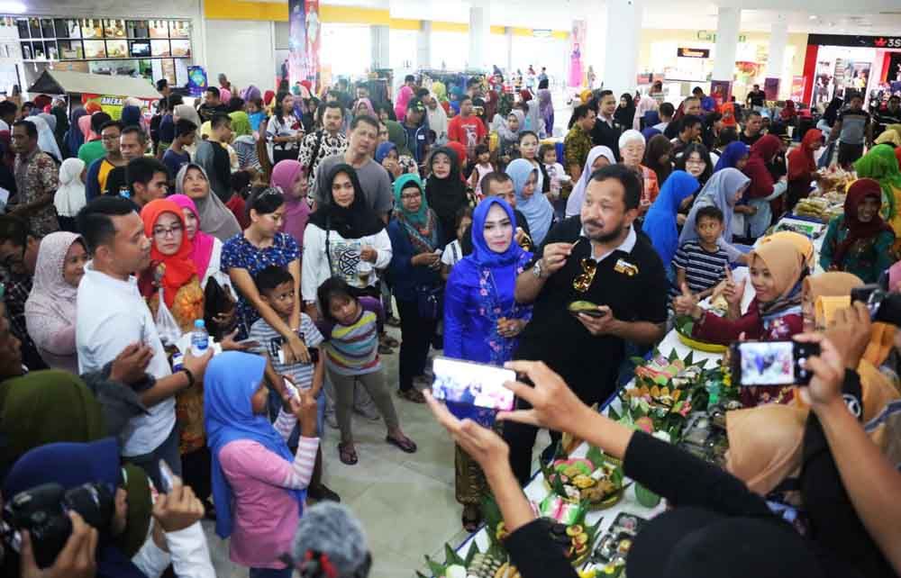 Bupati Ipong saat mengunjungi stan di Festival Jajanan Ponorogo