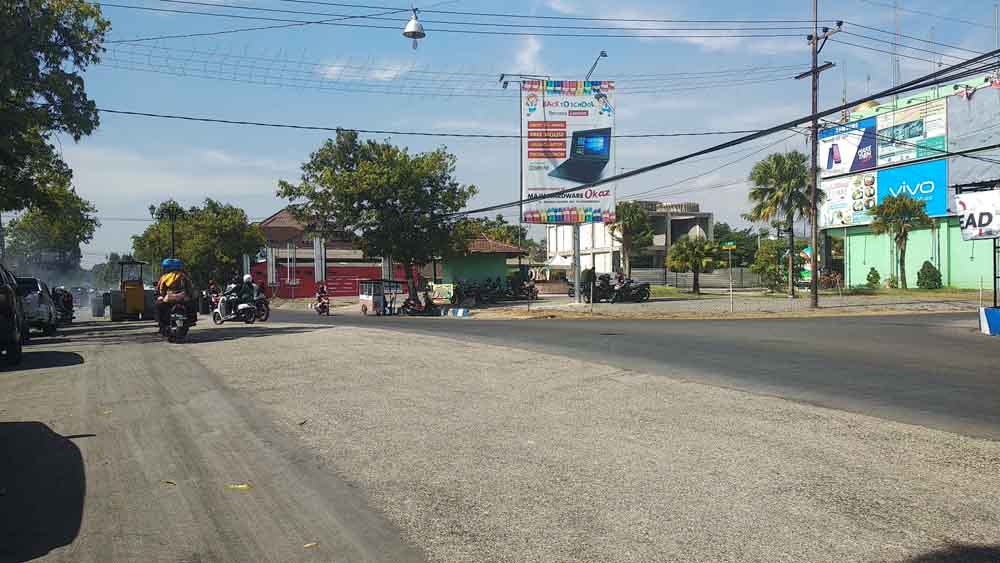 Perbaikan jalan menggunakan teknik sawur pasir di Ponorogo