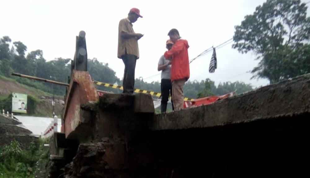 Tim BPBD Kabupaten Mojokerto meninjau lokasi