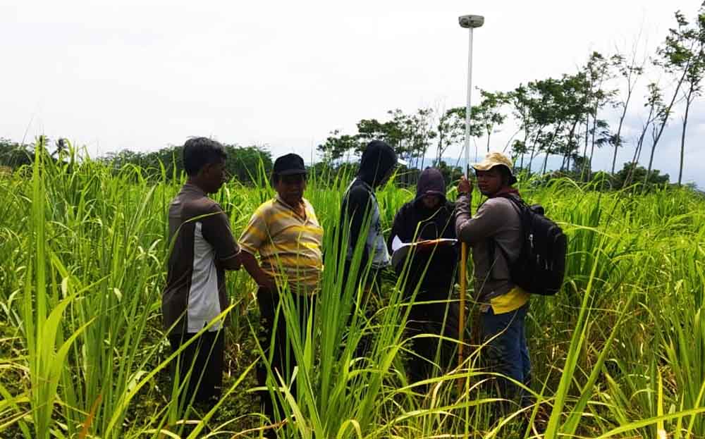 Petugas Tengah melakukan  pengukuran lahan jalur tol PasPro sesi 4