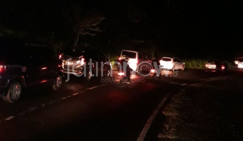 Berita Foto: Arus Lalin di Jalur Gumitir Kembali Normal Usai Longsor