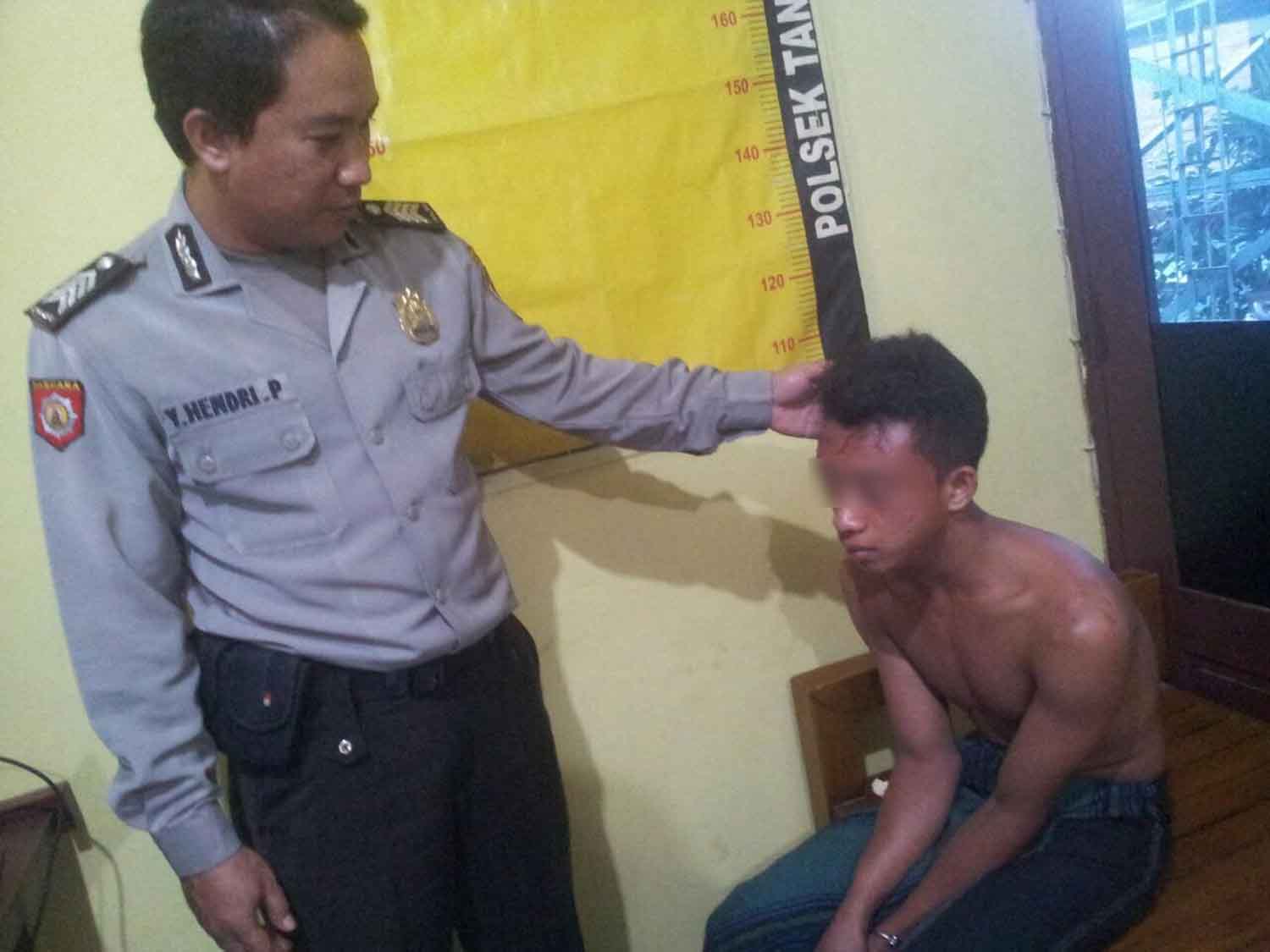 Tersangka MI diamankan di Mapolsek Tandes, Surabaya. 